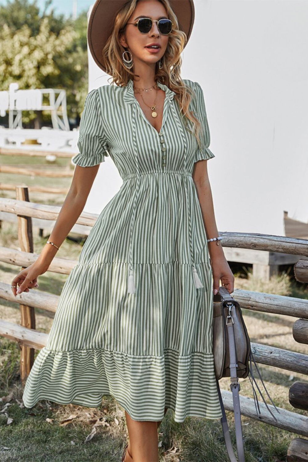 Lucia | Estilo Frizzante com Vestido Midi às Riscas com Franjinhas